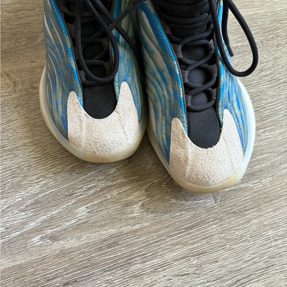 Yeezy Quantum Frozen Blue - Picture 2 of 5